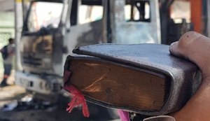Bíblia fica intacta depois que caminhão é incendiado em Fortaleza