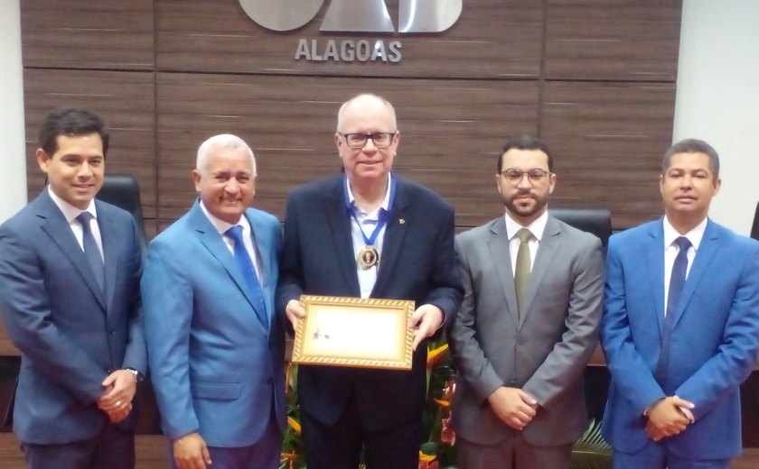 Advogado Pedro Luis Rocha Montenegro recebe Comenda Jurista Marcos Bernardes de Mello em solenidade na OAB/AL