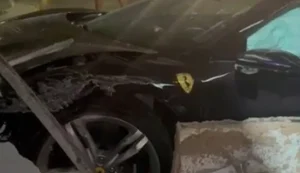 Ferrari colide contra restaurante e deixa entrada destruída