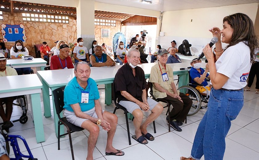Adote um Idoso: Esmal leva música e acolhimento para abrigo na sexta edição do projeto