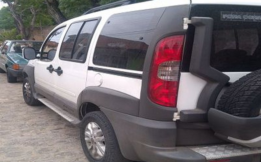 PM recupera veículos roubados na parte alta de Maceió