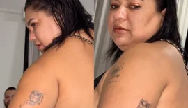 Influencer alagoana faz tatuagem durante Farofa da Gkay e amigos notam falta de letra em frase