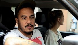 Marcelo D2 visita Arlindo Cruz: 'Mexe um pouco o pé'
