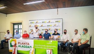 Emater Alagoas entrega veículos e distribui sementes para Penedo e região