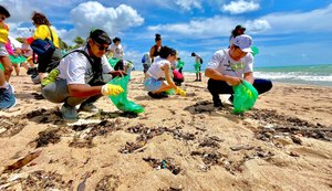 Mutirão recolhe resíduos descartados de forma irregular na praia