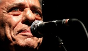 Chico Buarque volta aos palcos após anos de ausência