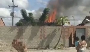 Alvo de disputa entre herdeiros, casa é incendiada em Penedo