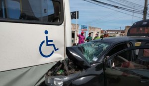 Carro bate na traseira de ônibus na Via Expressa e cinco pessoas ficam feridas