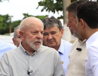 Lula defende Lira de vaias durante evento de entrega de moradias populares