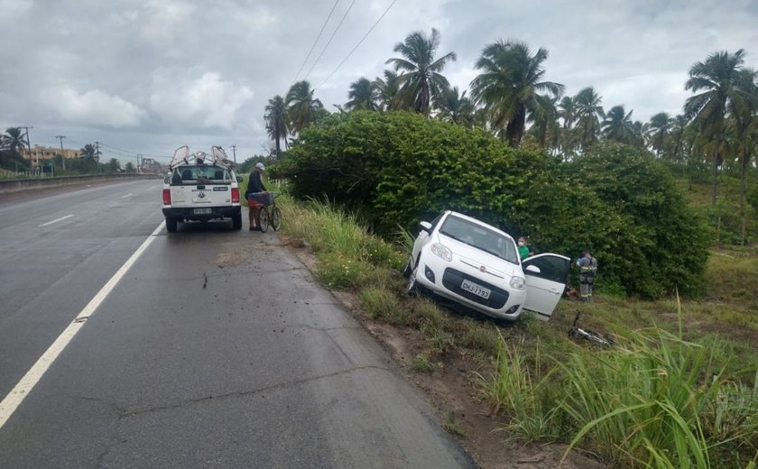Motorista perde controle de carro e atropela quatro ciclistas na AL-101 Sul