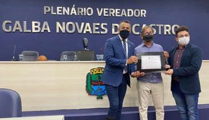 Criador do 'Fusca Literário' recebe a Comenda Escritor Graciliano Ramos