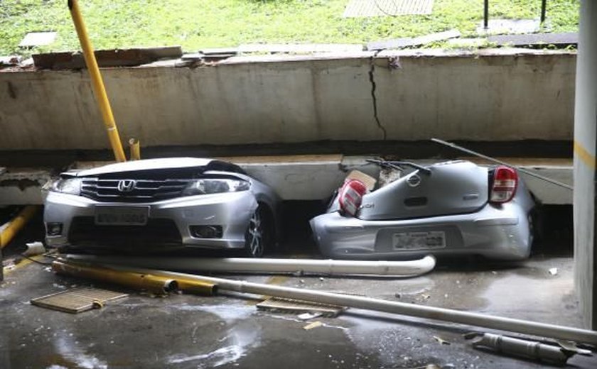 Teto de garagem de prédio desaba e destrói 25 carros em Brasília