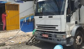Vídeo: colisão entre caminhão e poste de energia mobiliza equipes do Corpo de Bombeiros e Samu de Alagoas