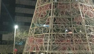 Criança leva choque em árvore de Natal ao receber descarga elétrica