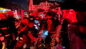 Policial colide viatura com poste e veículo fica destruído
