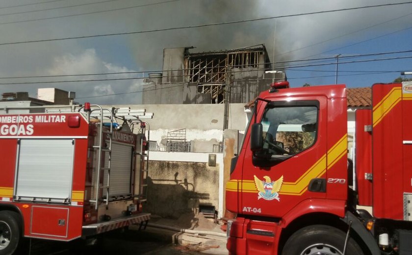 Incêndio de grandes proporções destrói loja de decoração no bairro da Jatiúca