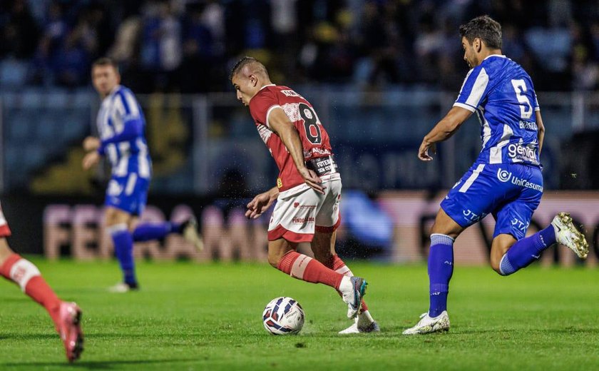 CRB perde com gol no final e é ultrapassado pelo Avaí na tabela