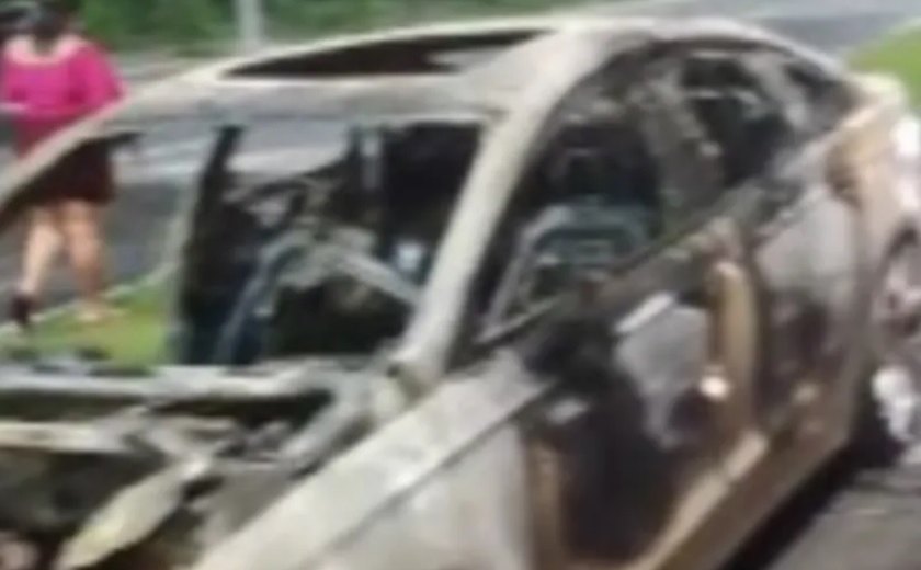Carro pega fogo e fica destruído na Avenida Durval de Góes Monteiro