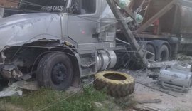Caminhão carregado com 60 toneladas de açúcar causa acidente em Ipioca