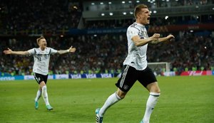 Alemanha vira sobre a Suécia no fim com golaço de Kroos e assume 2º lugar