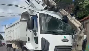 Poste de energia elétrica é atingido por caminhão-caçamba em Delmiro Gouveia