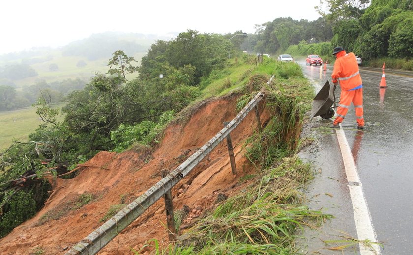 Deslizamento de barreira deixa risco iminente de desabamento da pista de rolamento em Satuba