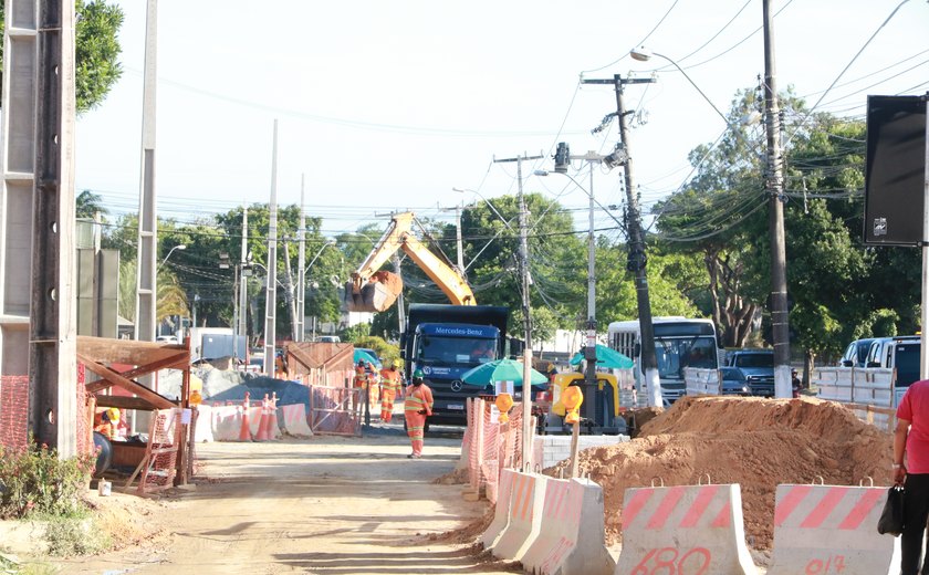 Comerciantes relatam prejuízos com obras em avenida da parte alta de Maceió