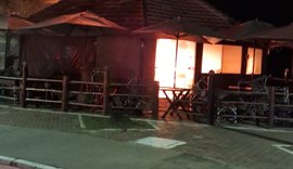 Barraca de praia na Jatiúca é destruída por incêndio na noite desta quarta