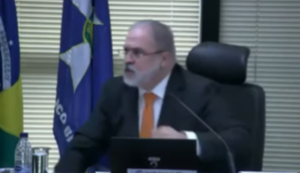 Vídeo: Augusto Aras dá murro na mesa e parte para cima de procurador em sessão do MPF