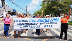 Amedrontados, pais de alunos pedem segurança em frente à escola em Maceió