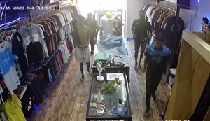 Quatro criminosos armados entram em estabelecimento e roubam roupas e acessórios