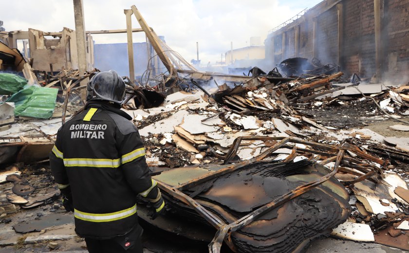 Sem seguro, prejuízo em madeireira incendiada pode chegar a R$ 8 milhões