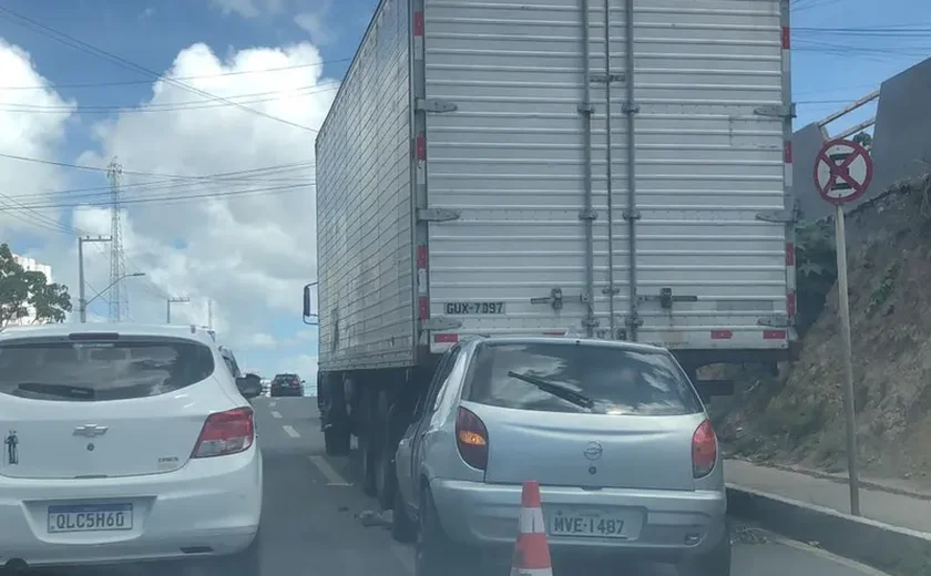 Veículo colide em caminhão e trânsito fica lento na Avenida Leste-Oeste, em Maceió