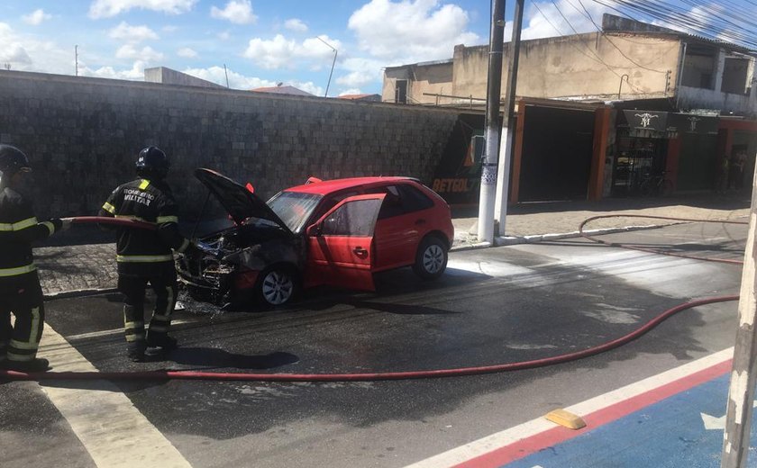 Vídeo: carro pega fogo na Avenida Siqueira Campos, no Trapiche da Barra