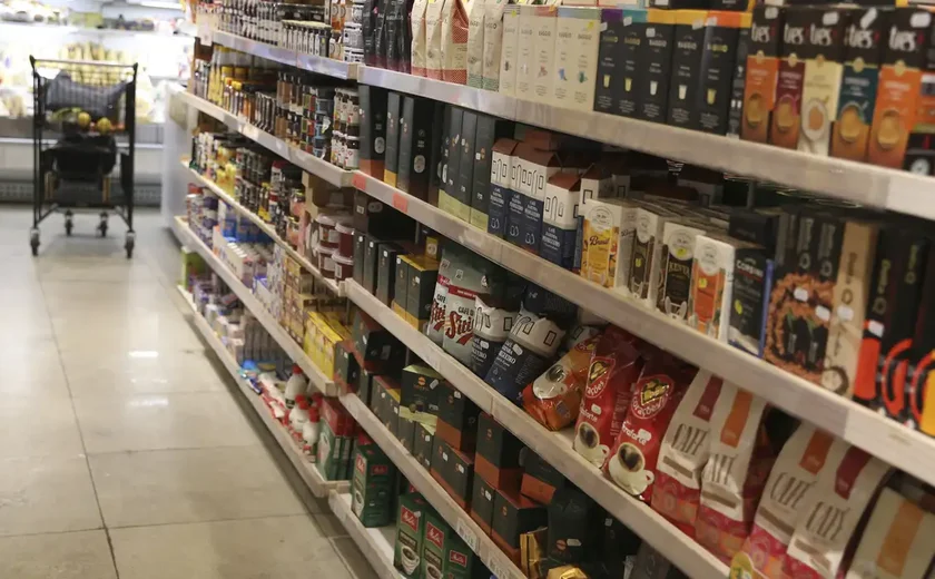 Comércio tem queda de 0,4% em abril, depois de três altas