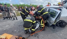 Carro capota e duas pessoas ficam presas às ferragens na Cachoeira do Meirim