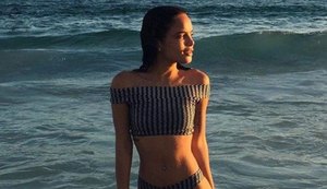 Carol Macedo mostra corpo em forma saindo do mar