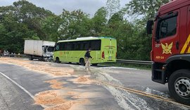 Acidente entre caminhão, dois ônibus e motocicleta deixa uma pessoa morta