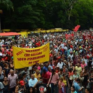 Manifestantes Protestam Contra Pec Do Teto De Gastos Na Avenida