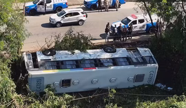 Ônibus cai em canal na Cidade de Deus e deixa mais de 30 pessoas feridas