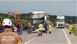 Grave acidente com ônibus e carreta deixa ao menos oito feridos