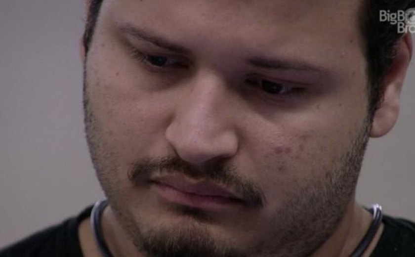 Ex-BBB Victor Hugo é atacado por internautas e chora durante live
