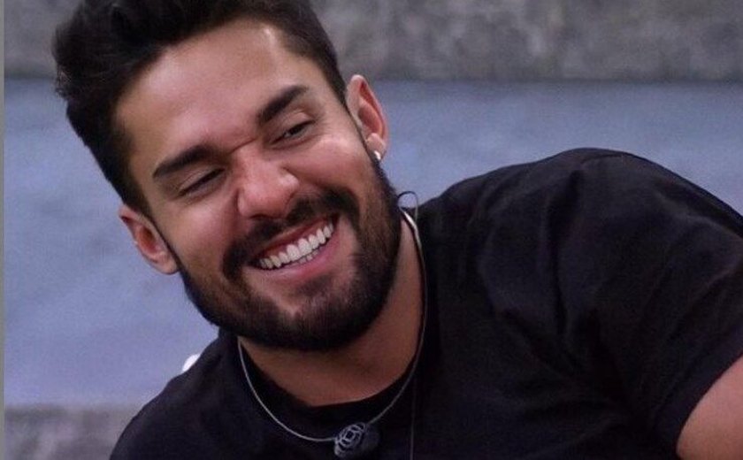 Bil lamenta preconceito por ser bonito e público acha graça: 'Difícil a vida dele'