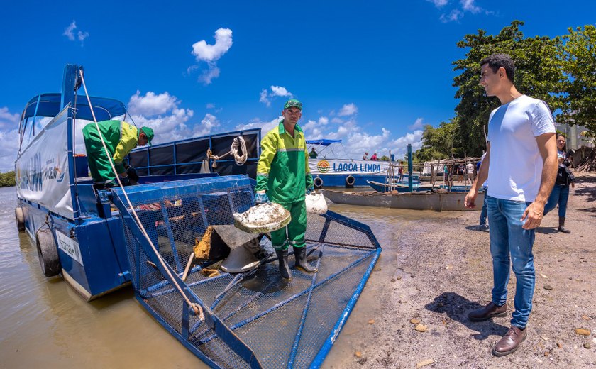 Metodologia inovadora: Prefeito JHC lança ecoboat para atuar na limpeza da lagoa
