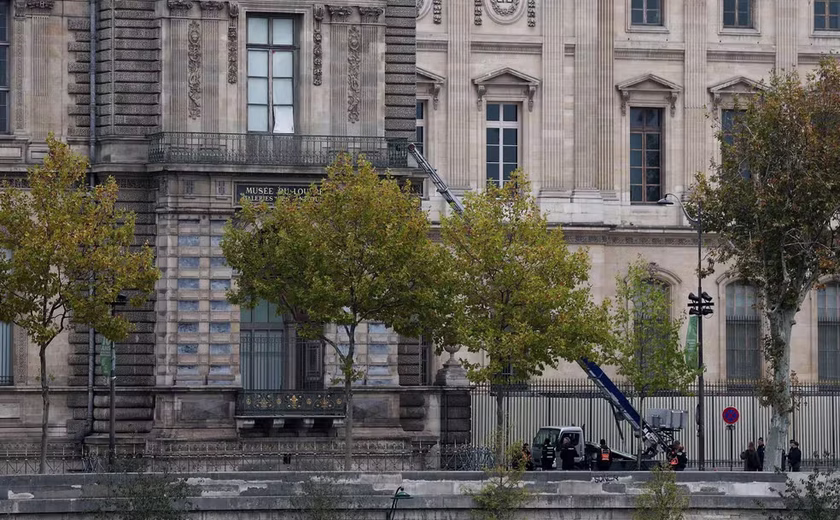 Coroa da imperatriz Eugênia é encontrada danificada após assalto histórico ao Louvre
