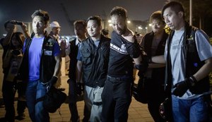 Justiça revoga ou diminui sentença de policiais que espancaram jovem em Hong Kong