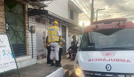 Mulher tem surto e é atendida após ficar nua em via pública