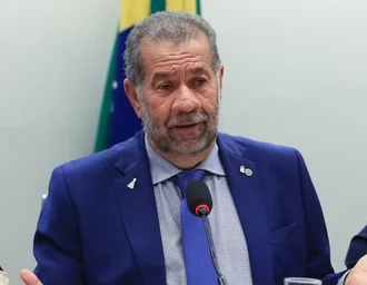 Carlos Lupi pede demissão do Ministério da Previdência após fraude no INSS