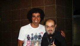 Bailarino do programa 'Amor & Sexo' lança livro sobre filmes de terror