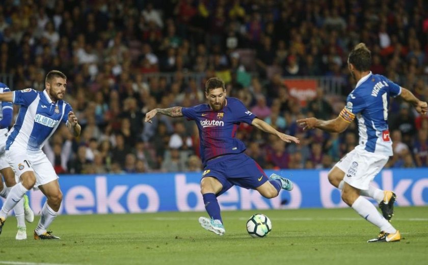 Messi faz três, Barcelona goleia e vira líder do Campeonato Espanhol